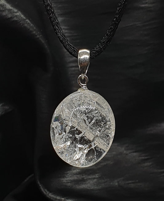 Gorski kristal (kvarc) sa lomljenim inkluzijama, privjesak